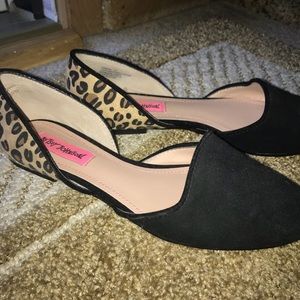 Betsey Johnson leopard and black flats